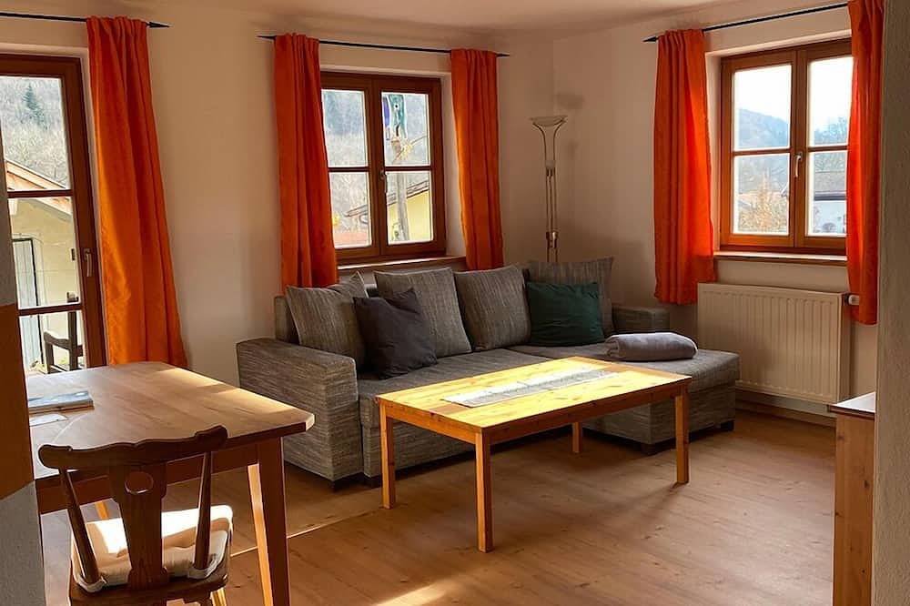 Ganze Wohnung, Ferienwohnung Maria, 40 qm, 1 Schlafzimmer und 1 Wohnzimmer, Terrasse, WLAN in Siegsdorf, Bayerische Alpen