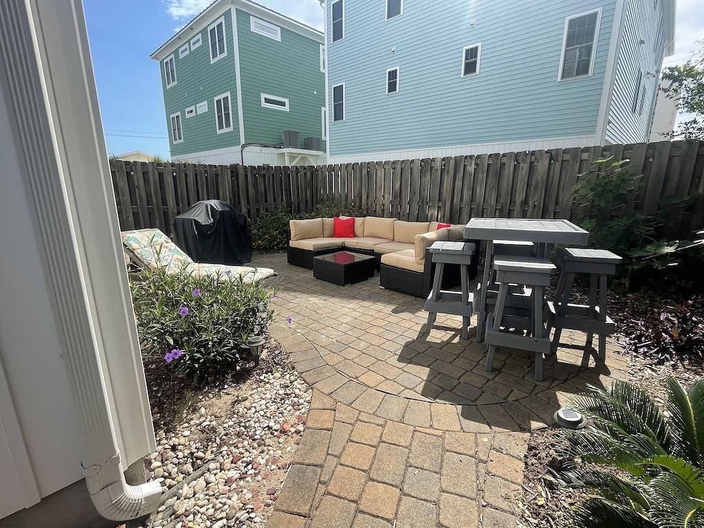 Ganze Wohnung, Pet-friendly guest suite. Private fenced yard. 2 min walk to beach. in Carolina Beach, Pleasure Island