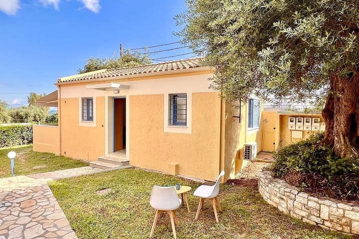 Villa pour 2 personnes, avec piscine ainsi que balcon et jardin dans Mparmpati
