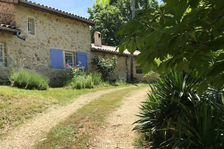 Location de vacances pour 11 personnes, avec jardin et terrasse dans Saint-Vincent-la-Commanderie