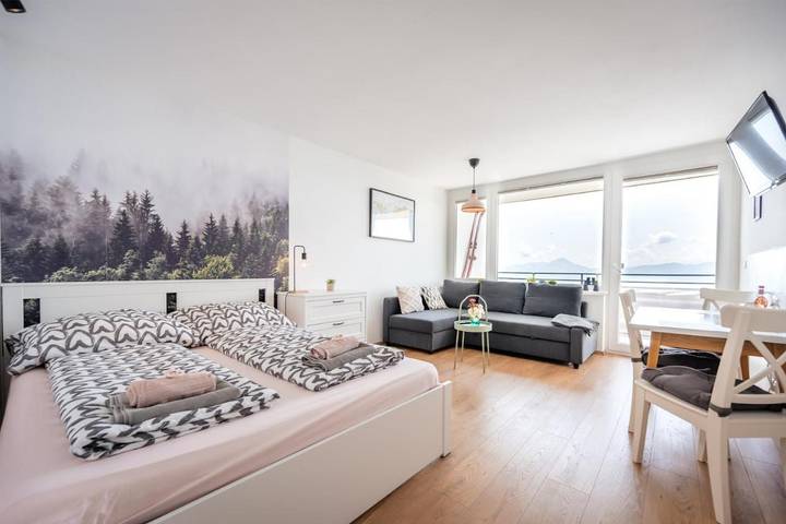 Ferienwohnung für 6 Personen, mit Pool und Seeblick sowie Ausblick und Garten, kinderfreundlich