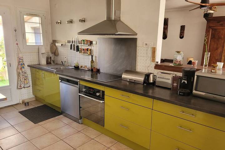 For rent in the sun, small detached villa with lovely private pool area. in Milhaud, Nimes region