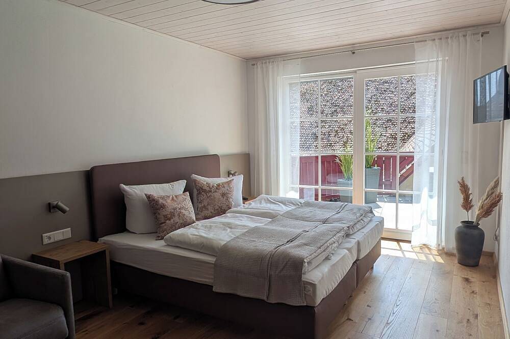 Ganze Wohnung, Ferienwohnung Storchennest\ngroße Ferienwohnung mit Dachterrasse für 1-6 Personen in Ipsheim, Steigerwald