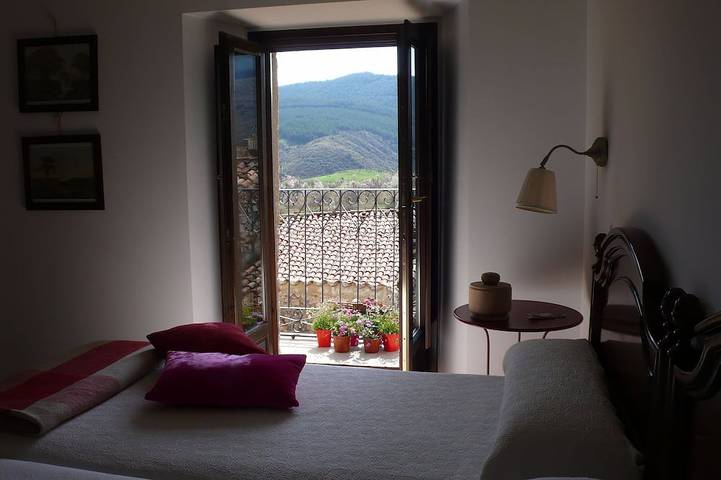 Dorfhaus in Azuelo, Navarra - ruhige Lage und spektakuläre Ausblicke in Azuelo, Cordillera Cantábrica