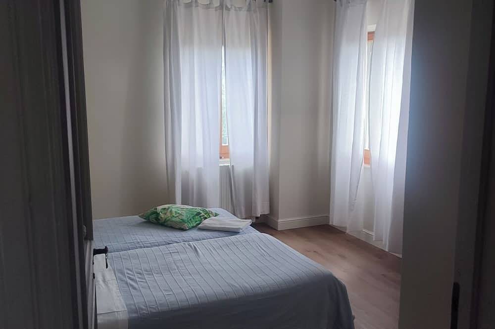 Landhaus von grünen Palmen Oleander,Olivenbäume und Weinbergen umgeben in Monsampolo del Tronto, Ascoli Piceno Provinz