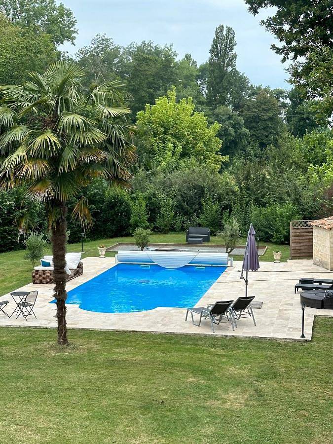 Location de vacances pour 2 personnes, avec Terrasse et Jardin ainsi que Piscine et Vue à Saint-Antoine-de-Breuilh