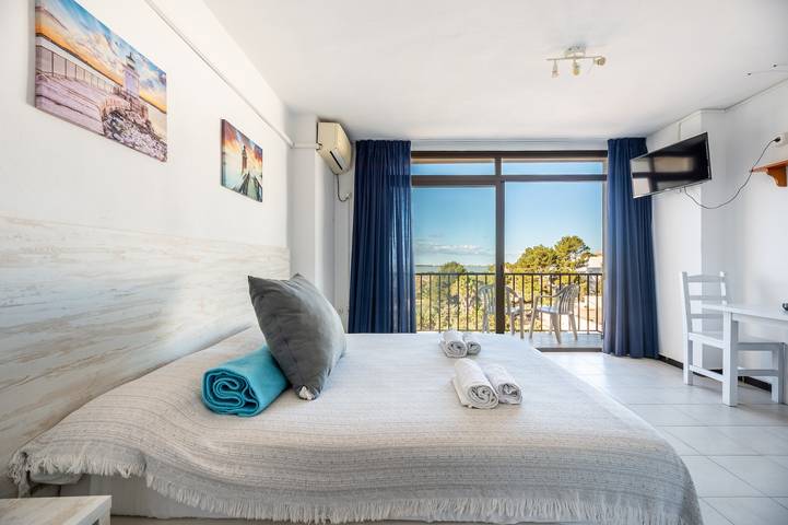 Ferienwohnung für 2 Personen, mit Balkon und Garten sowie Seeblick auf Formentera