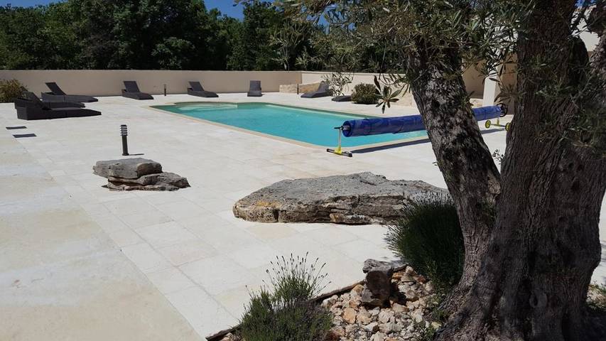 Location de vacances pour 6 personnes, avec Balcon et Terrasse ainsi que Jardin et Piscine à Saint-Remèze