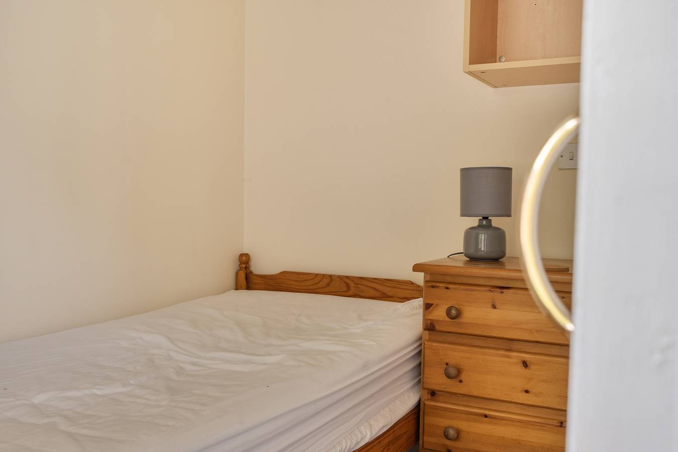 Entire studio, Studio Retreat Sleeps 1 - Parking & Wifi in Coleridge Ward, Cambridge