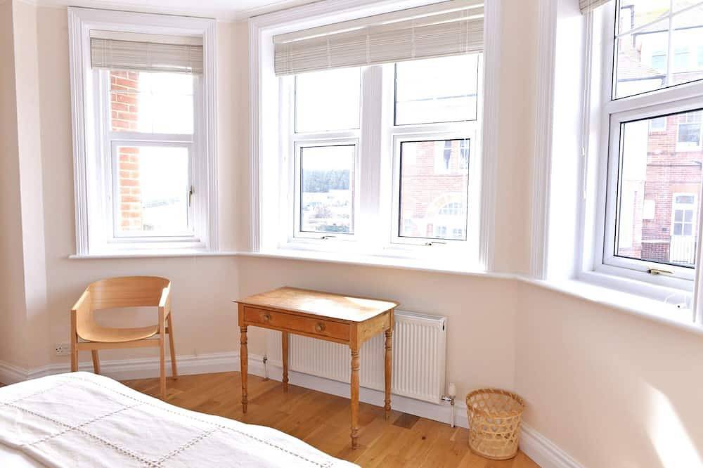 Entire apartment, Sea Dreams - family friendly 2-bed apartment with balcony and gorgeous sea views in Eastbourne, East Sussex