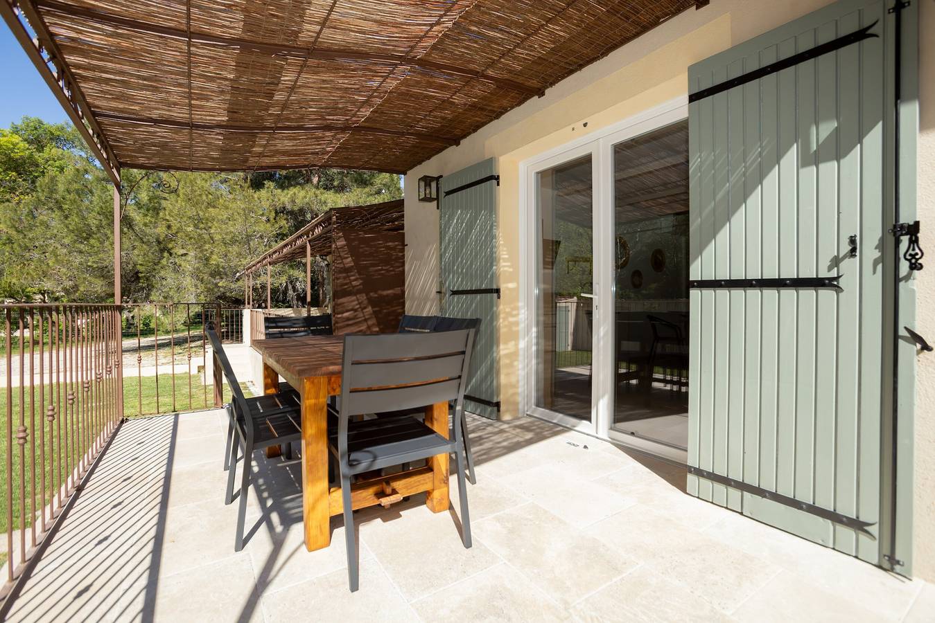 Appartement entier, Appartement « Domaine De Meyrol - Gîte 3 » avec terrasse privée, Wi-Fi et climatisation in Eyguières, Région d'Arles