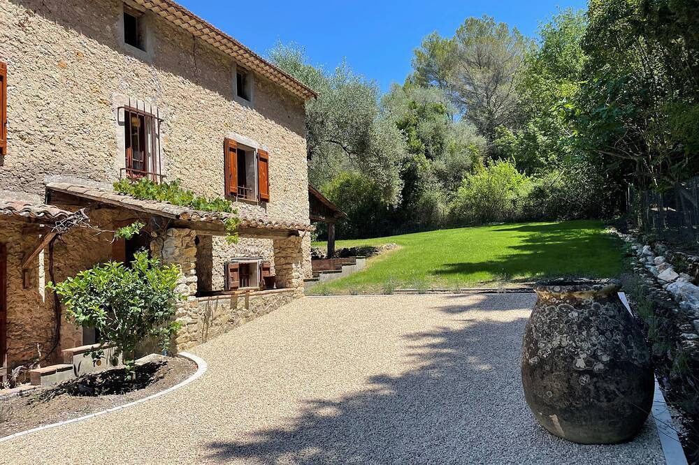 Mas du 19eme 4 double rooms and 6-bed dormitory in Mougins, Mittelmeerküste (Frankreich)