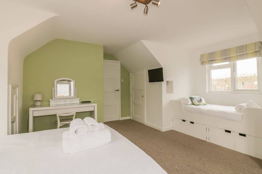 The Orchard, pet friendly, country holiday cottage in Crantock in Crantock, Cornwall