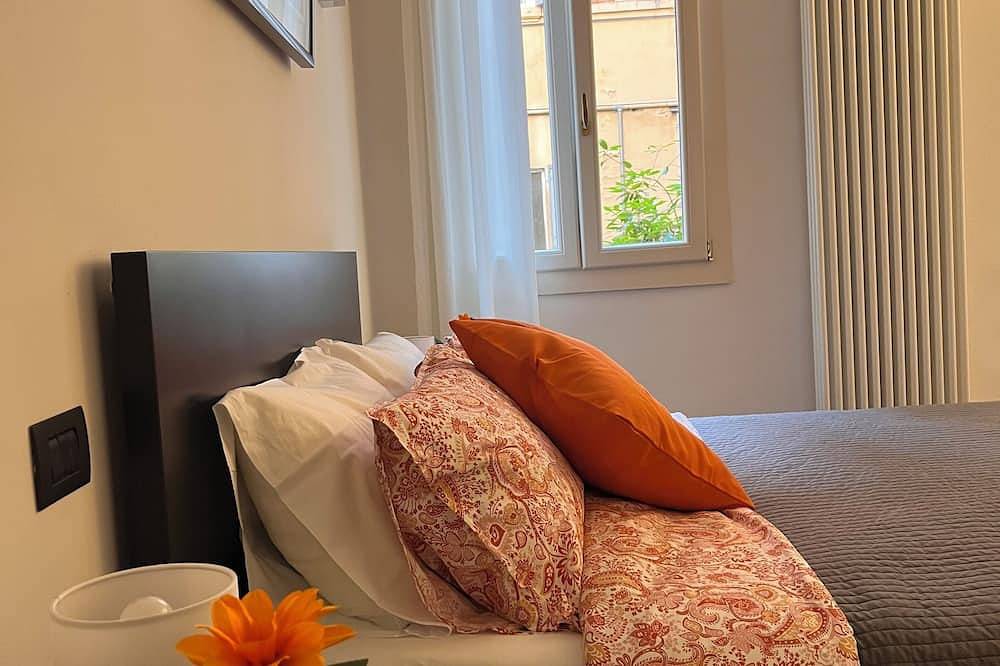 Ganze Wohnung, La Cocinella: Elegant Modena Stay Steps from Cathedral & Fine Dining in Modena, Modena Provinz