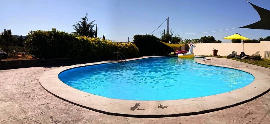 Hôtel pour 2 personnes, avec jardin ainsi que piscine et terrasse, animaux acceptés