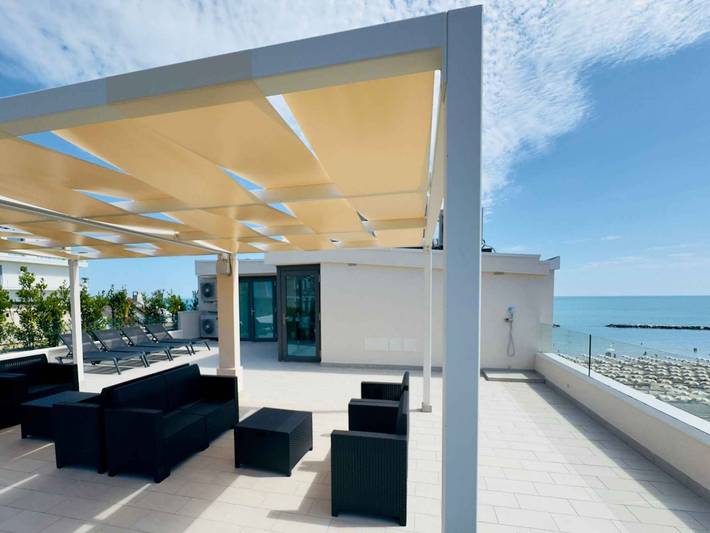 Estudio entero, Estudio con aire acondicionado, balcón e internet  in Pésaro, Valle del Metauro