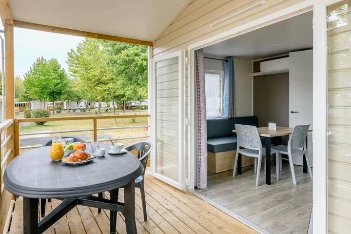 ZEcamping 4 étoiles piscine couverte locatif TV clim 20m2 in Parentis-en-Born, Côte d’Argent