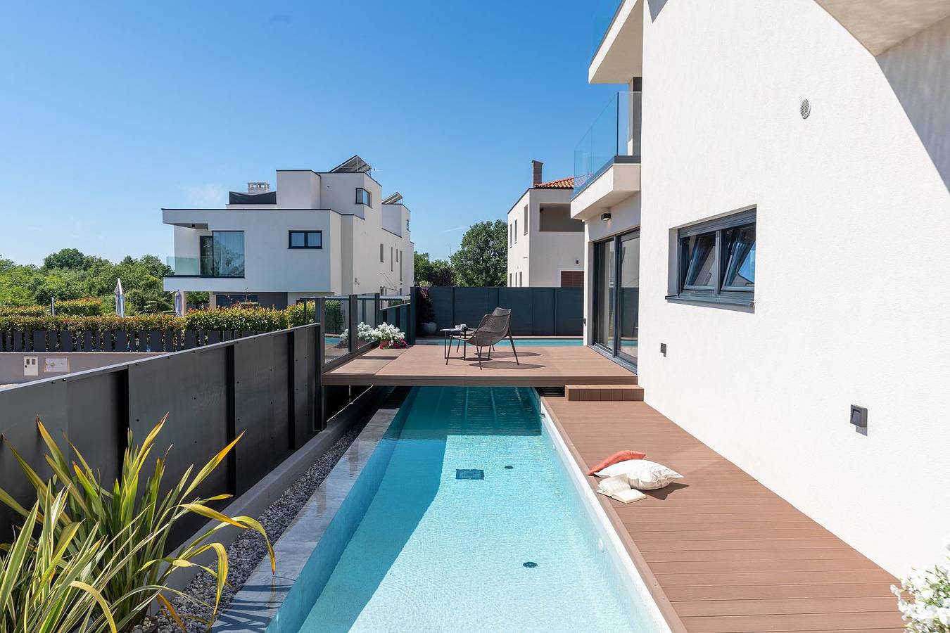 Noble strandnahe Villa mit Meerblick, Privatpool, Gym, nur 700 Meter zum Strand in Poreč, Grad Poreč