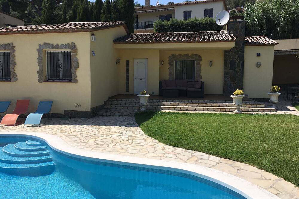 Schönes Haus umgeben von einem idyllischen Garten mit  Salzelektrolyse Pool. in Mas Ambros, Calonge