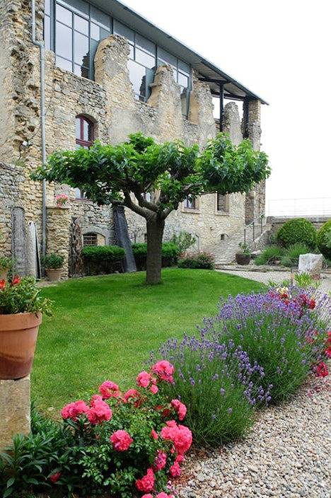 Künstlerchâteau mit Ruinen im Departement Gard in Vénéjan, Nimes und Umgebung