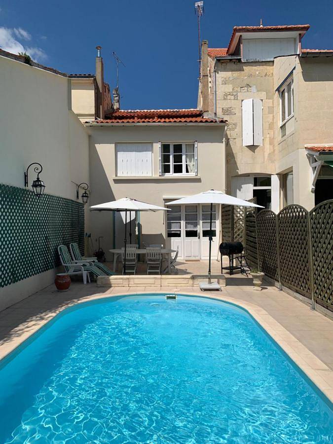 Location de vacances pour 8 personnes, avec jardin ainsi que terrasse et piscine, animaux acceptés à Pons - 4