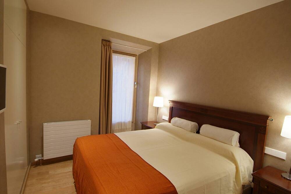 Appartamento di lusso con una camera da letto splendidamente arredato con un piccolo giardino e piscina in Girona, Gironès