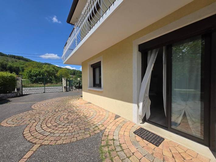 Gîte pour 4 personnes, avec jardin ainsi que vue et piscine, animaux acceptés à Saint-Vérand - 2
