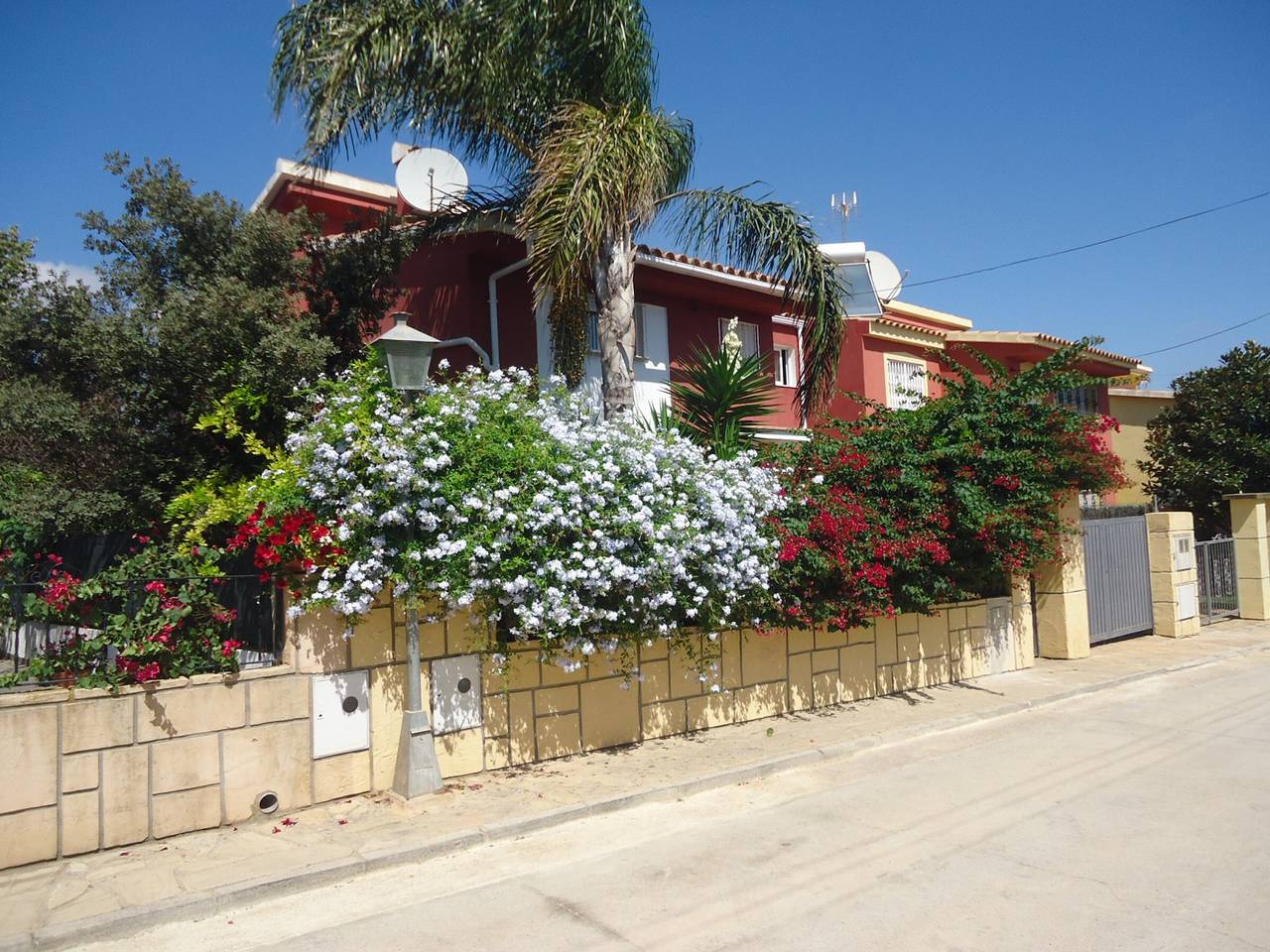 Charming Villa in Peniscola for 7 with Garden, Shared Pool, and Tennis Court in Peñiscola, Costa del Azahar