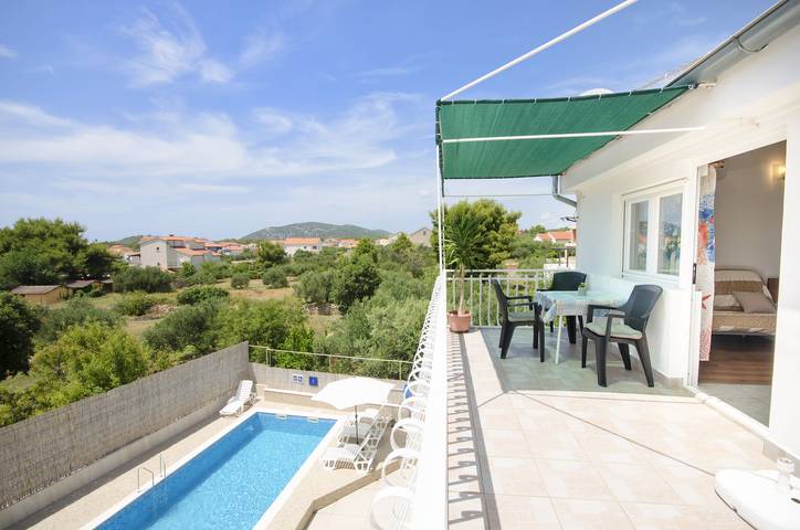 Gîte pour 3 personnes, avec Terrasse et Piscine à Tribunj - 2