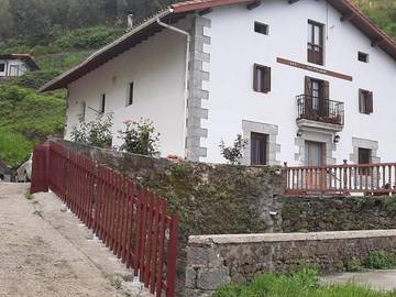 Gîte pour 4 personnes, avec jardin et piscine, animaux acceptés à Ondarroa