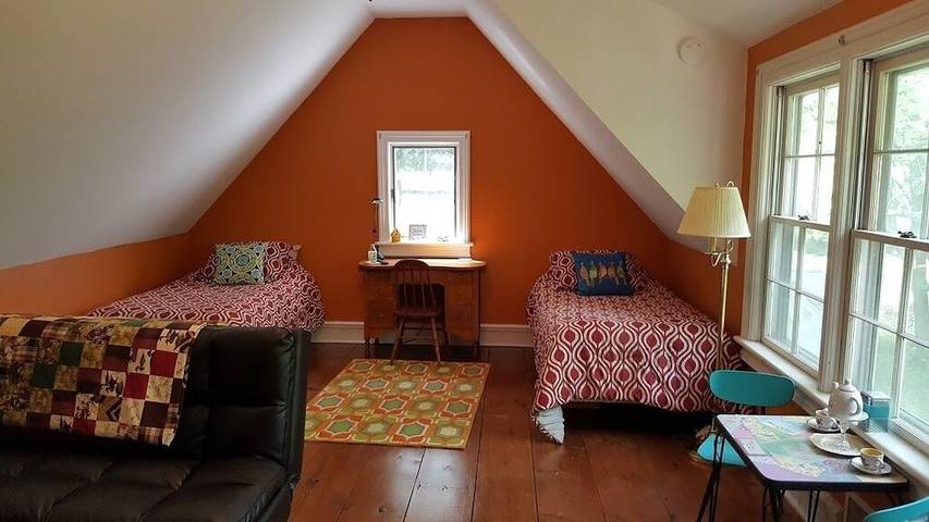 Vacation rental for 12 people, with yard and balcony in Torch Lake