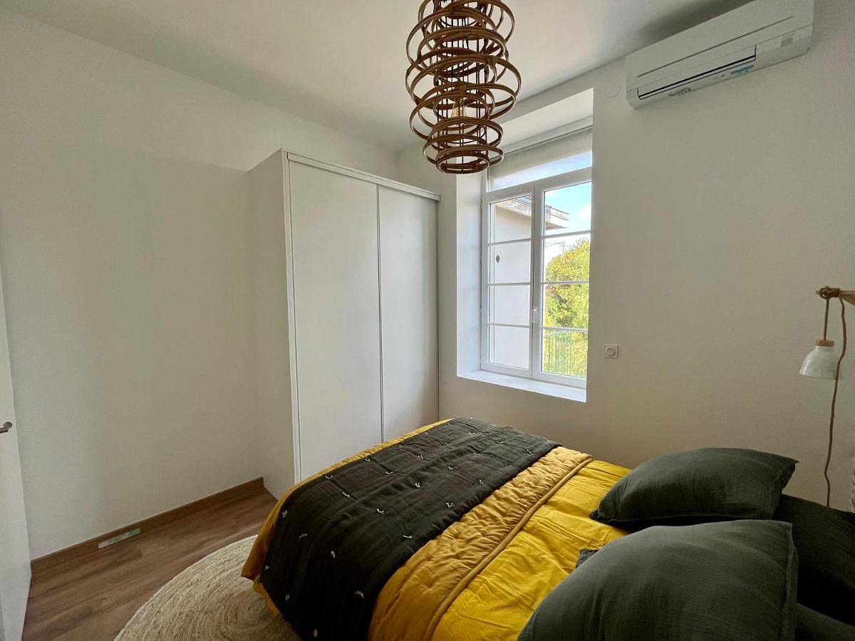 Appartement entier, One-Bedroom Apartment in Bourgoin-Jallieu, Région de La Tour-du-Pin