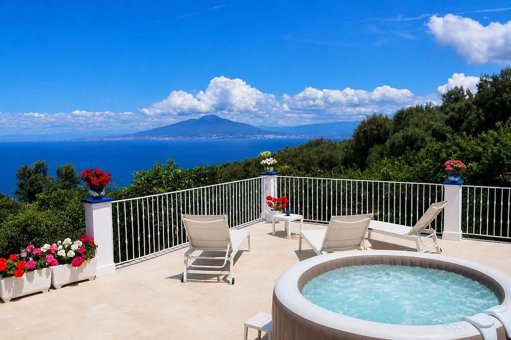 Appartamento con Terrazzo, Piscina Idromassaggio e Vista Golfo di Napoli in Sorrento, Naples Province
