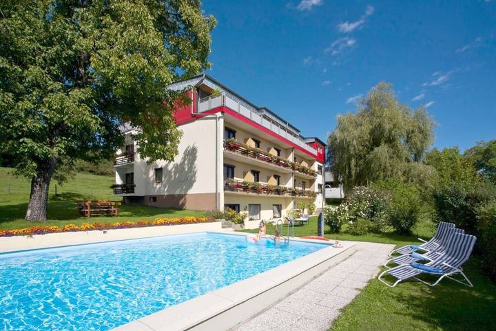BnB für 3 Personen, mit Balkon und Garten sowie Pool und Ausblick in Schiefling am See