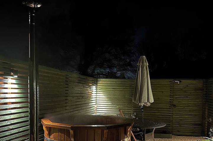 Holiday rental for 2 people, with pool and terrace as well as garden and hot tub, with pets in Surrey