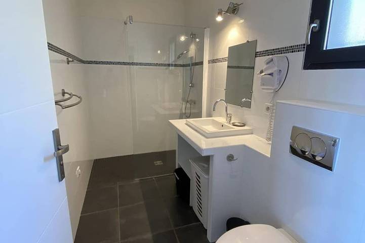 Apartamento entero, Casa 1, piscina 29 °, jacuzzi, vista al mar, playa 800 m, sauna hammam, río in Sainte-Lucie de Porto-Vecchio, Zonza