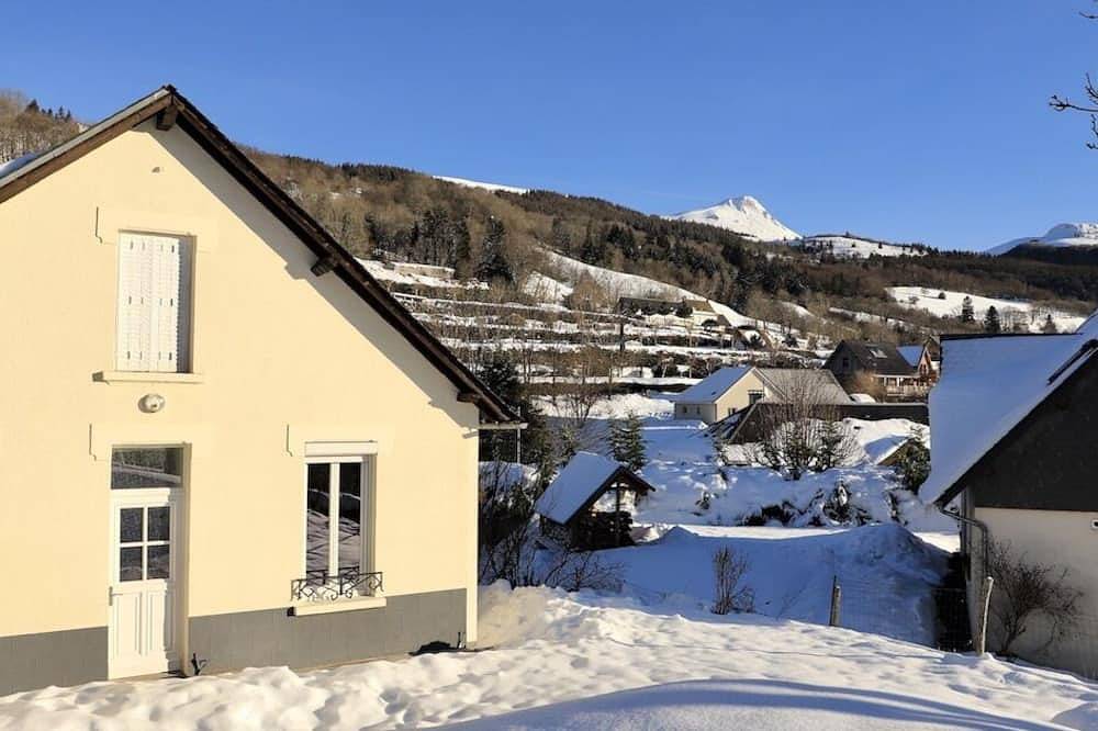 Very quiet house, ideal for skiing, hiking and sightseeing, close to La Bourboule. in Murat-le-Quaire, Volcans d'Auvergne Regional Nature Park