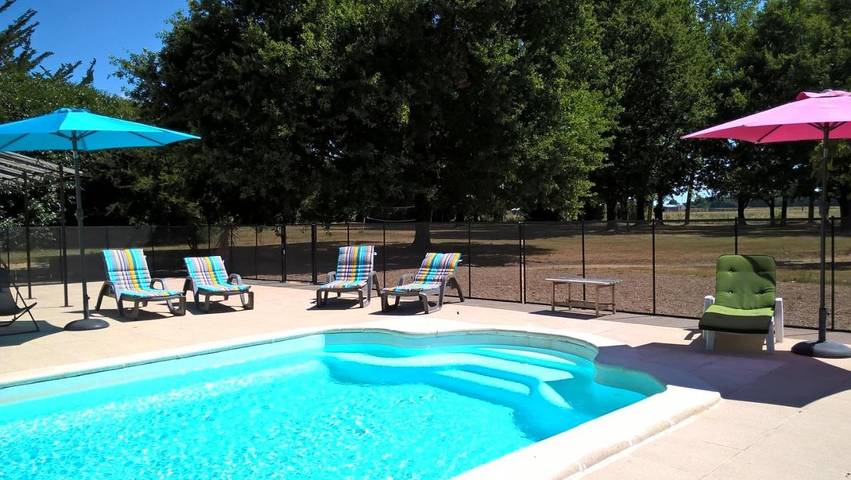 Location de vacances pour 3 personnes, avec vue ainsi que jardin et piscine, animaux acceptés à Bournand - 2