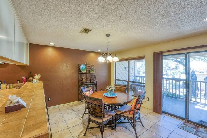 Vacation rental for 8 people, with pool and yard as well as balcony, with pets in Horseshoe Bay