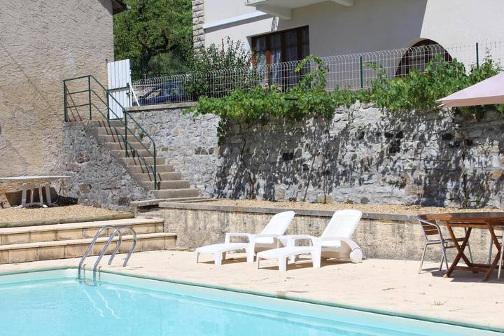 Maison d’hôte pour 2 personnes, avec Jacuzzi et Terrasse ainsi que Jardin et Piscine à Espalion