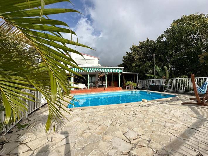 Location de vacances pour 2 personnes, avec terrasse et vue ainsi que piscine et jardin à Le Robert - 4