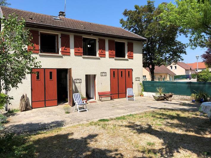 Gîte pour 2 personnes, avec jardin et terrasse à Passenans
