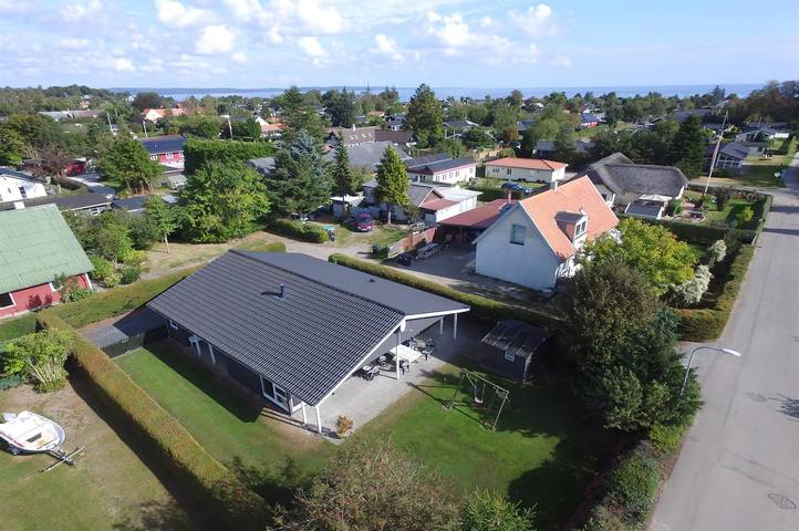 Ferienhaus für 8 Personen, mit Garten und Whirlpool sowie Terrasse in Høll