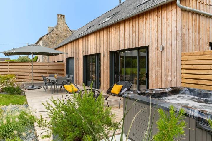 Gîte pour 9 personnes, avec piscine ainsi que vue et jardin dans Val-d'Izé