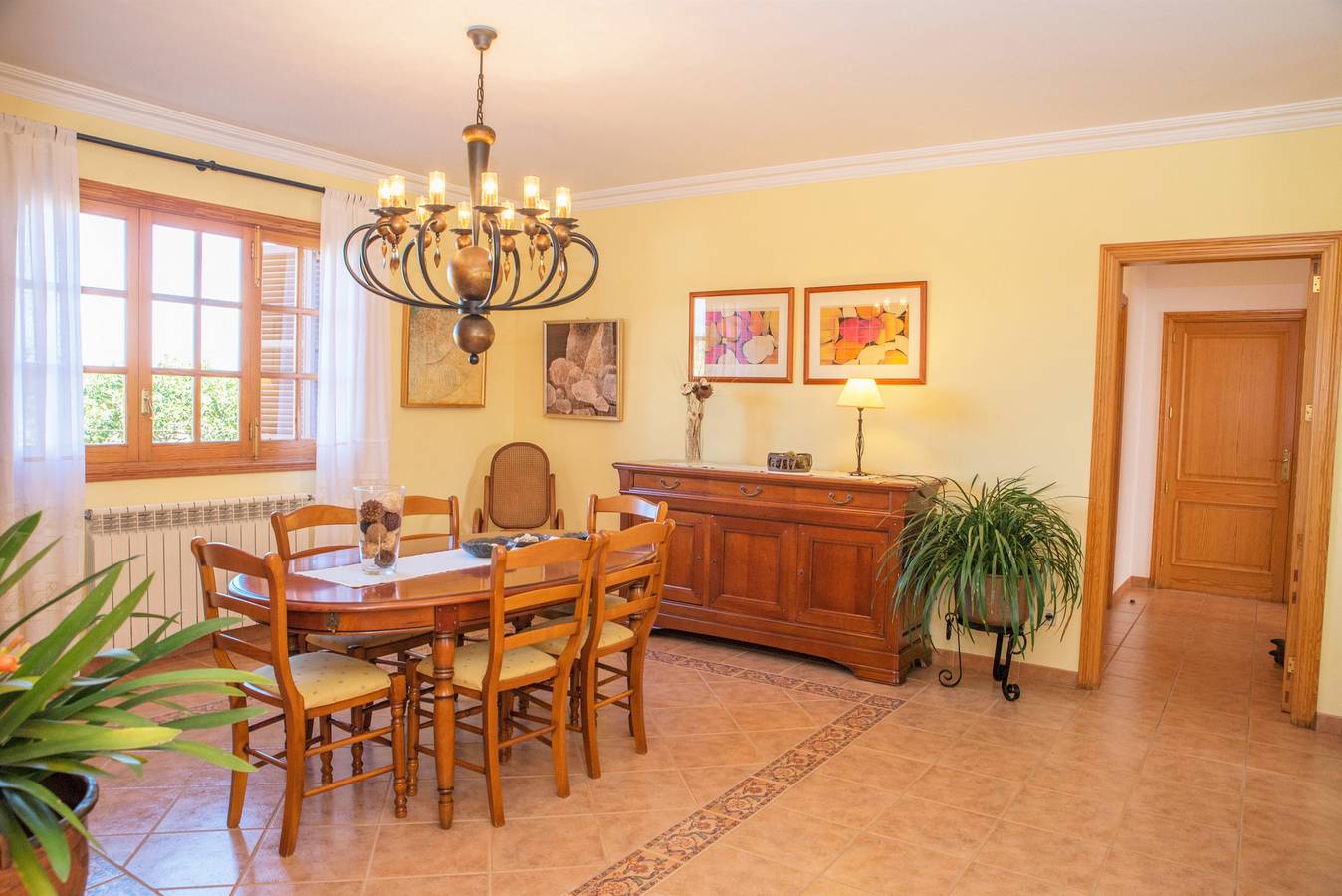 Vernissa de Apolonia in Santa Margalida, North Majorca