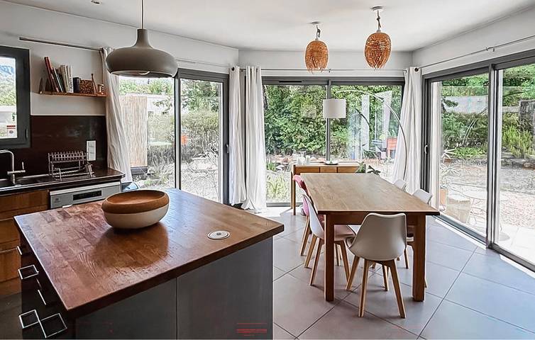 Acogedor apartamento con terraza, wifi y aparcamiento cerca de Le Tholonet in Le Tholonet, Region de Aix-en-Provence