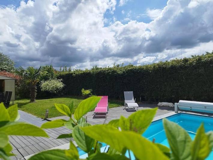 Location de vacances pour 8 personnes, avec jardin ainsi que piscine et terrasse, animaux acceptés à Bully-les-Mines