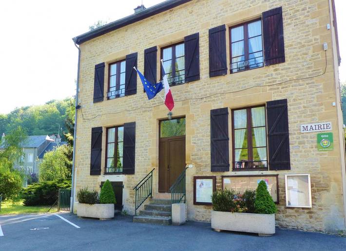 Gîte pour 9 personnes, avec Jardin dans Bazeilles