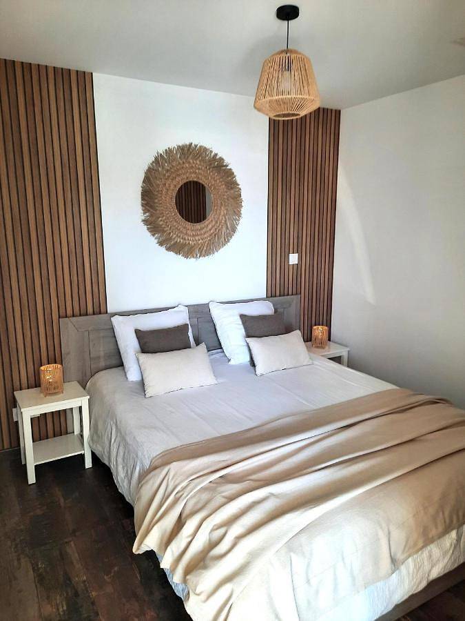Location de vacances pour 4 personnes, avec vue ainsi que jardin et terrasse à Lussant