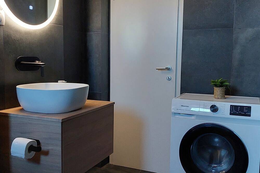 Ganze Wohnung, 2-Zimmer-Ferienwohnung mit Terrasse Vrpolje, Sibenik in Šibenik-Knin